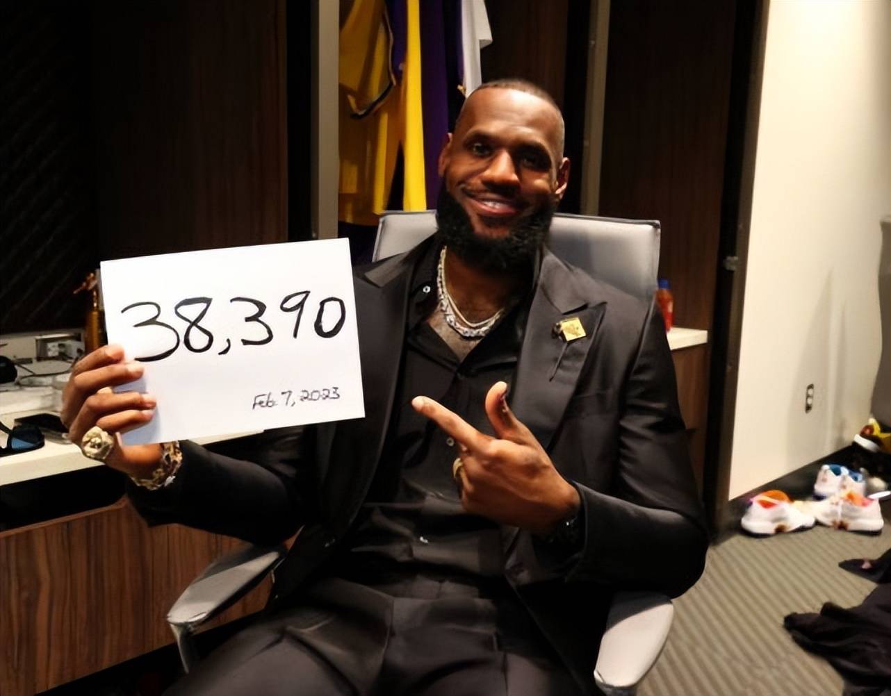 关于在湖人被立雕像有多难？NBA历史仅6人，詹姆斯有机会吗？的信息