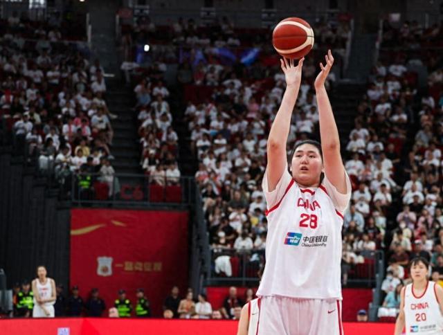 张子宇国家队首秀砍18分中国女篮大胜波黑(刘禹彤与张子宇比身高)