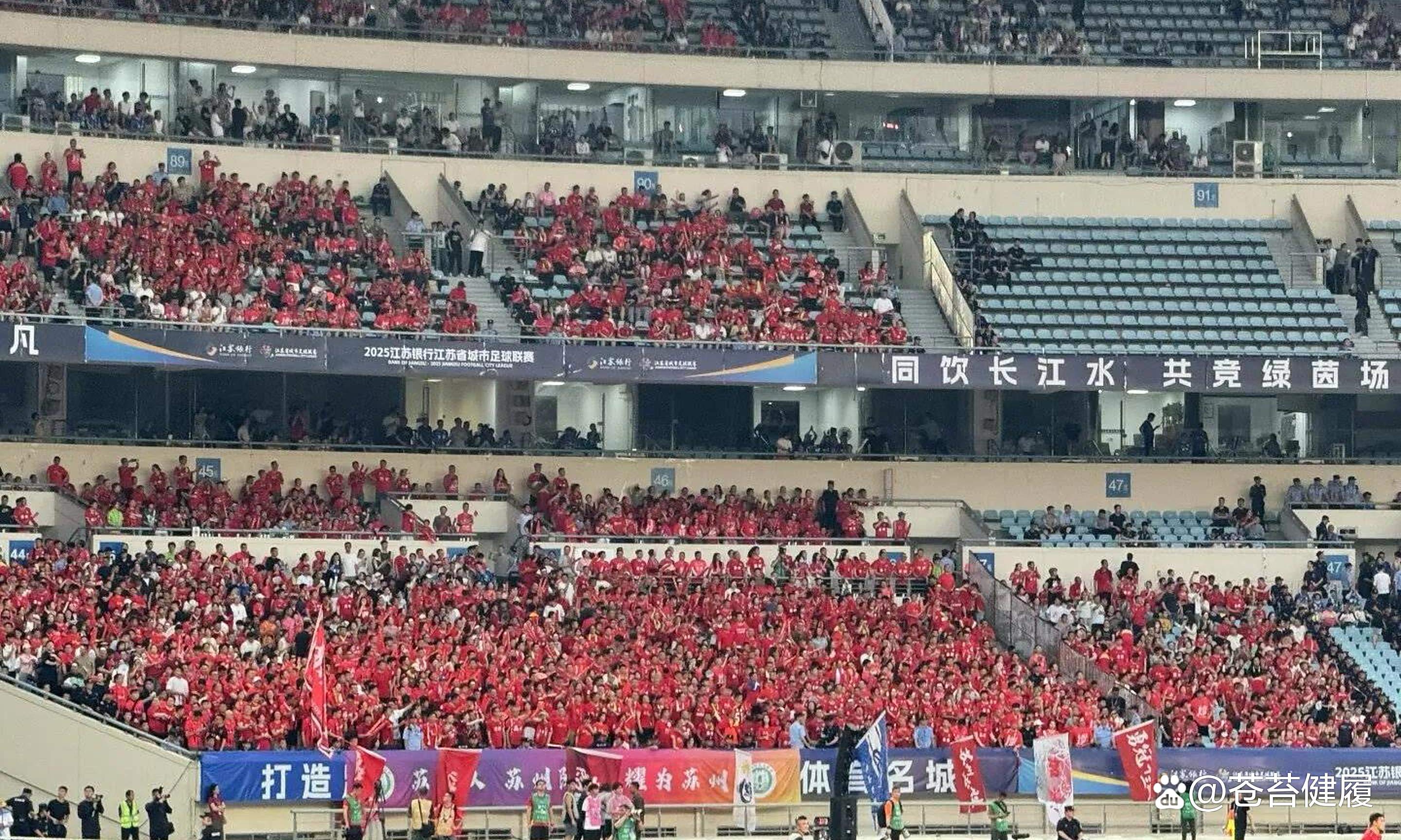 火爆足球比拼场面，球迷热情高涨不退的简单介绍