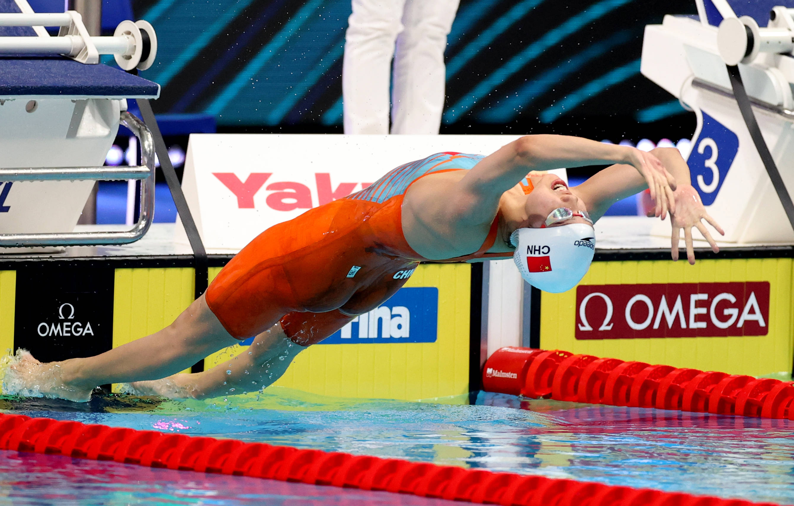 女子200米仰泳：彭旭玮力压美国名将史密斯，小组头名晋级(200米仰泳墨菲)